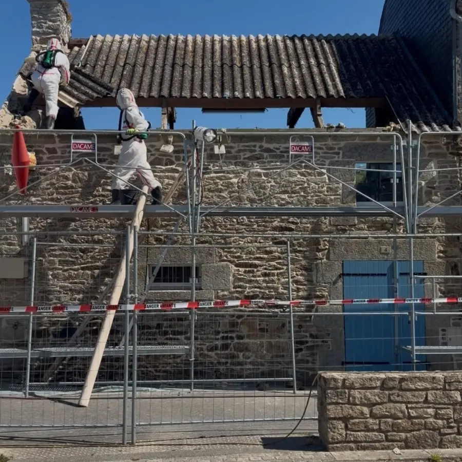 Bâtiment de la mairie de Locmaria-Grand-Champ avec sa nouvelle couverture en bac acier (photo 2)