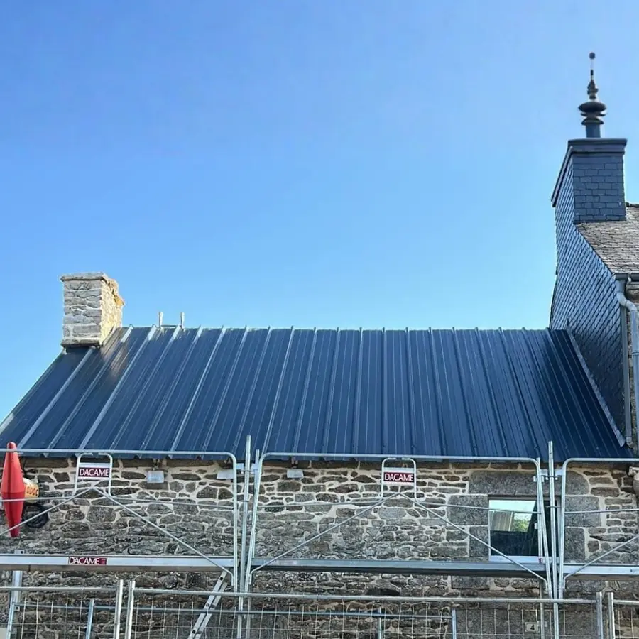 Bâtiment de la mairie de Locmaria-Grand-Champ avec sa nouvelle couverture en bac acier (photo 3)