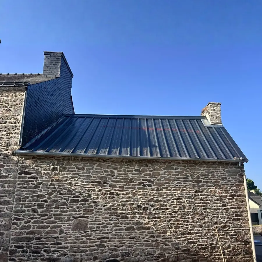 Bâtiment de la mairie de Locmaria-Grand-Champ avec sa nouvelle couverture en bac acier (photo 4)