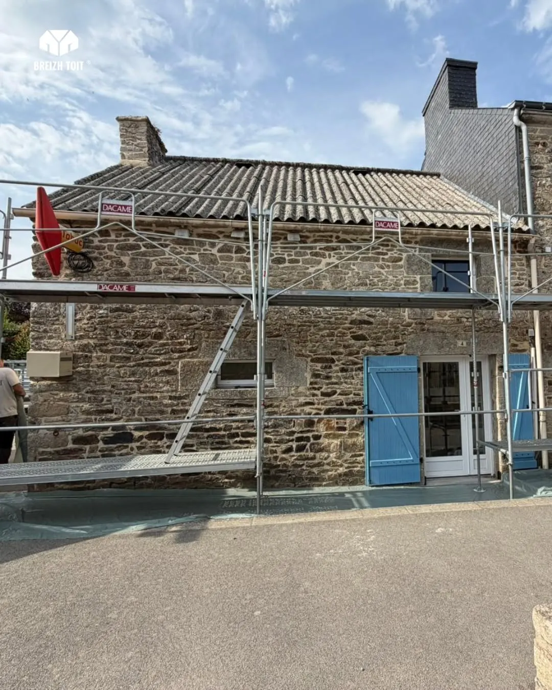 Bâtiment de la mairie de Locmaria-Grand-Champ avec sa nouvelle couverture en bac acier