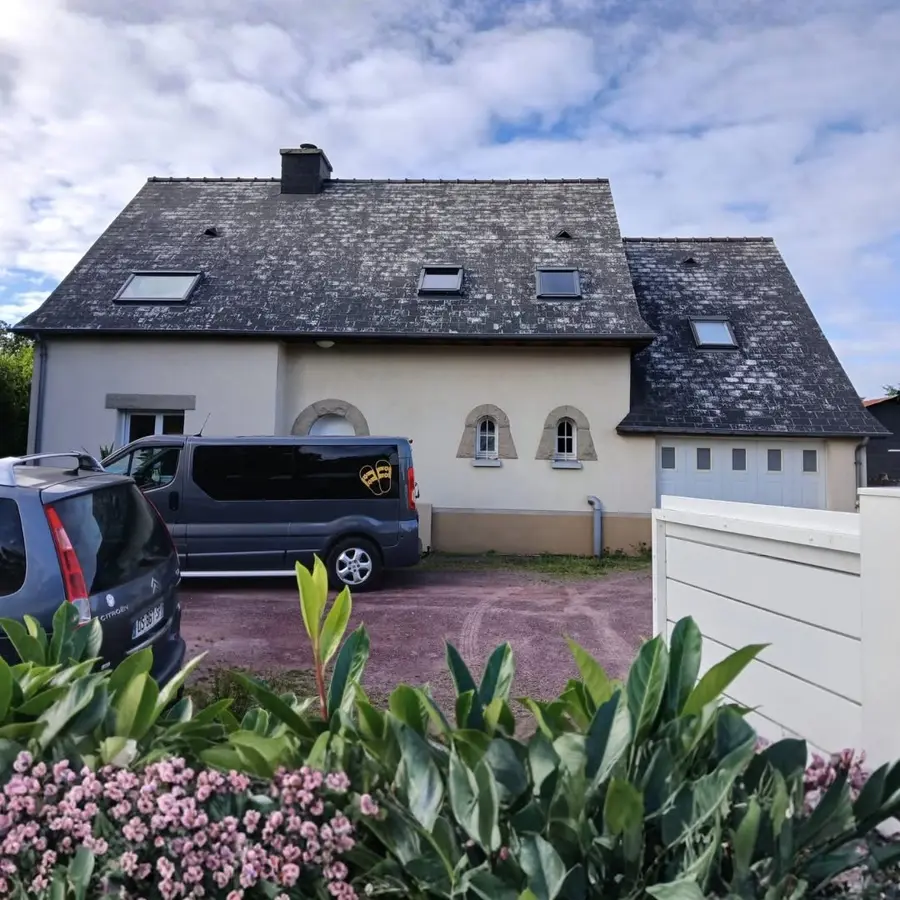 Toiture rénovée par nettoyage et hydrofuge dans le Morbihan (photo 2)