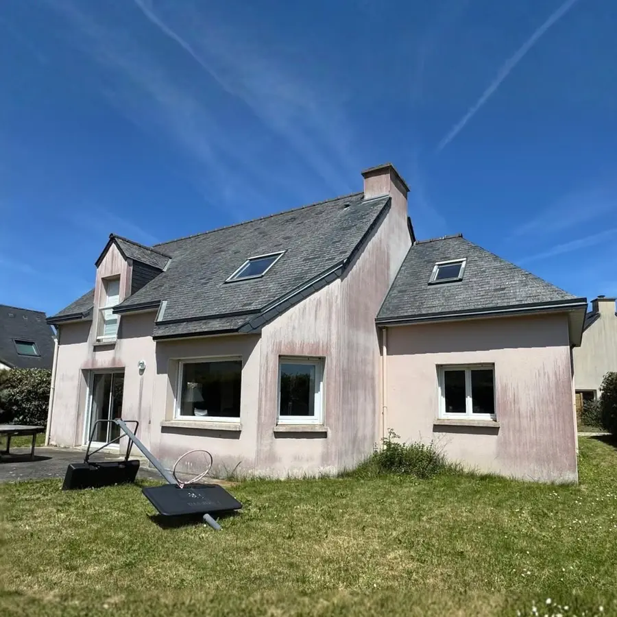 Façade de Plérin après nettoyage et traitement par Breizh Toit (photo 2)