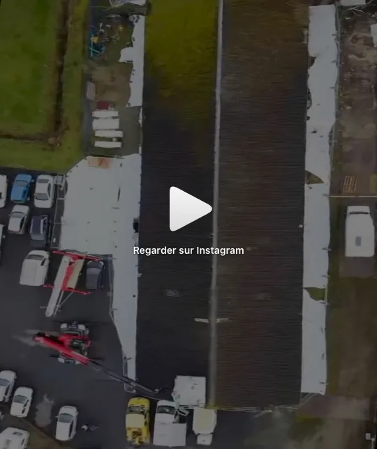 Rénovation d'une toiture industrielle vue du ciel, réel Instagram Breizh Toit