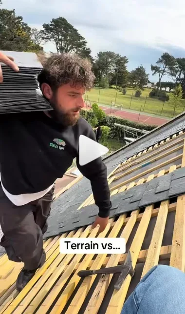 Pose d'ardoises sur un chantier, réel Instagram Breizh Toit